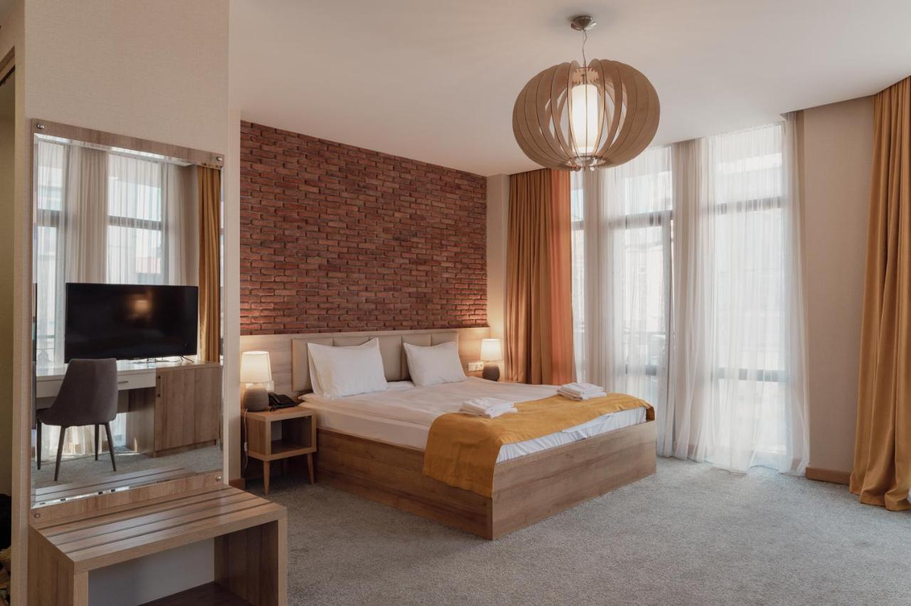 Hotel London Batumi Exterior photo