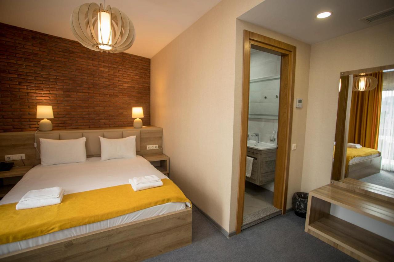 Hotel London Batumi Exterior photo