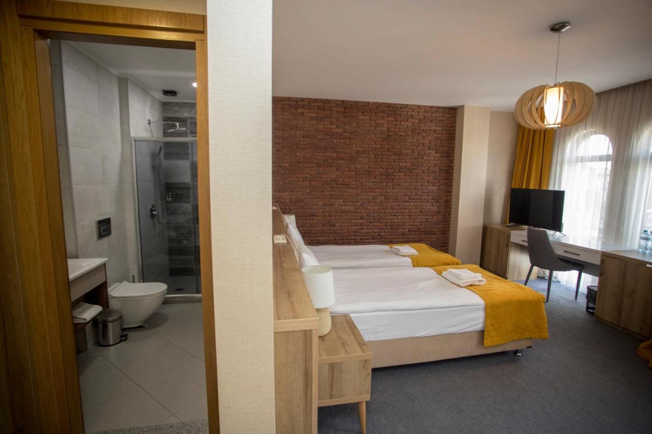 Hotel London Batumi Exterior photo