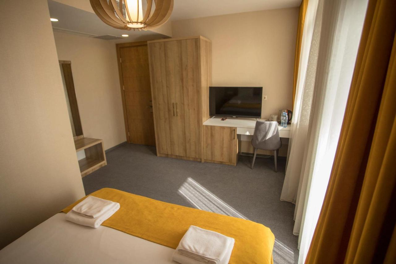 Hotel London Batumi Exterior photo