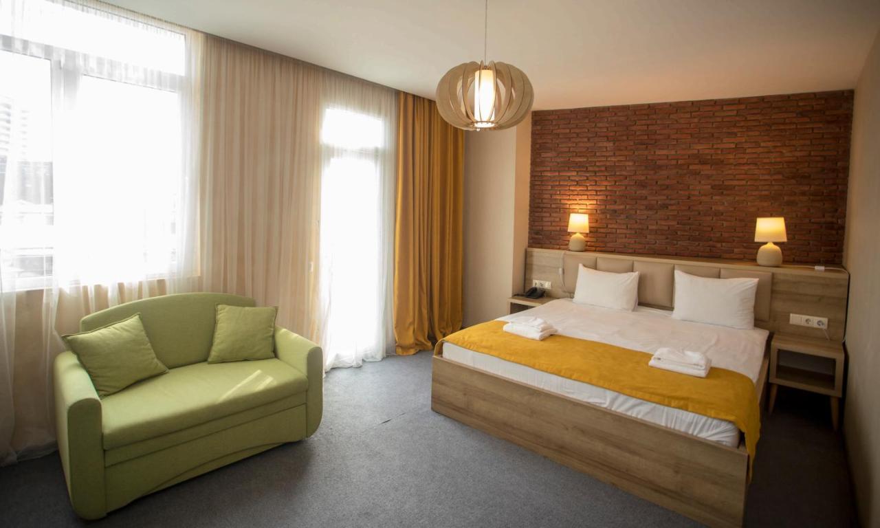 Hotel London Batumi Exterior photo