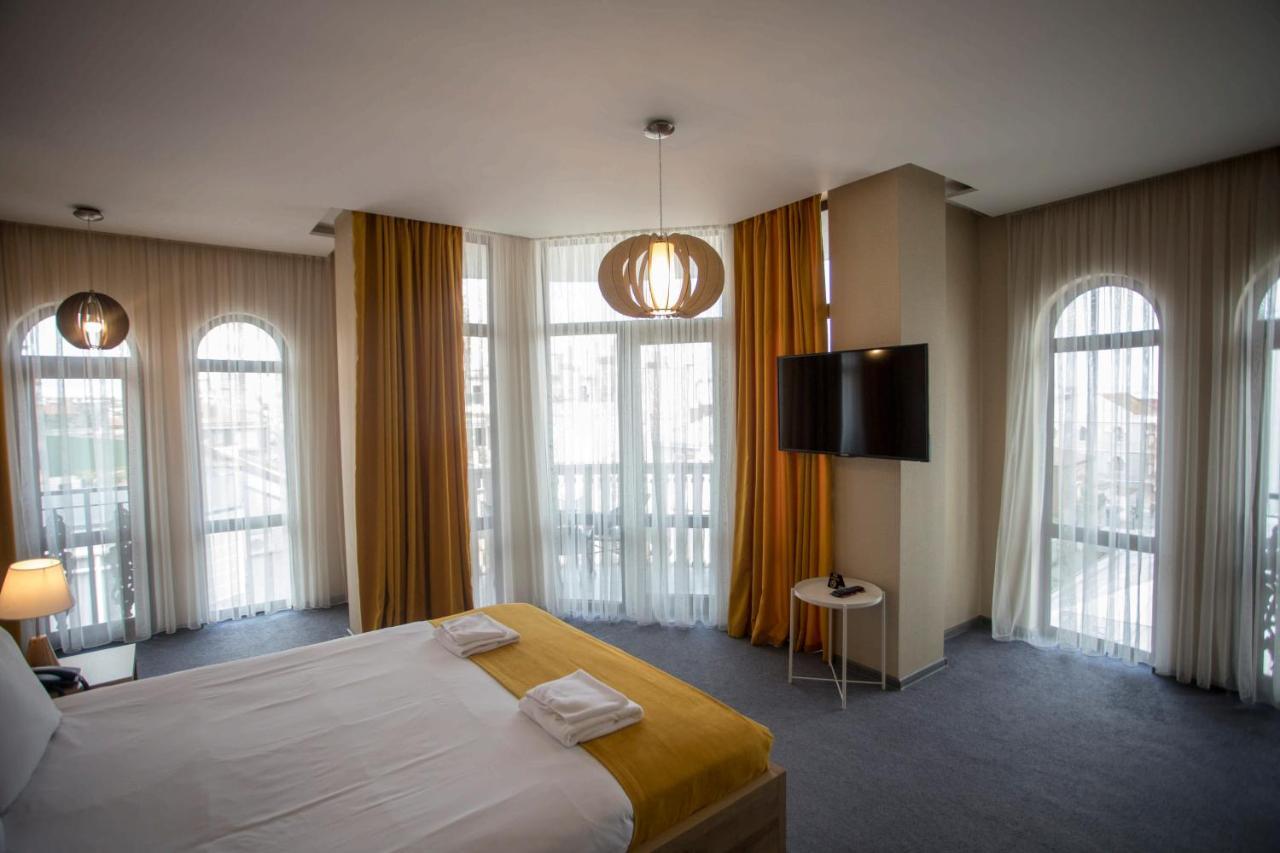 Hotel London Batumi Exterior photo