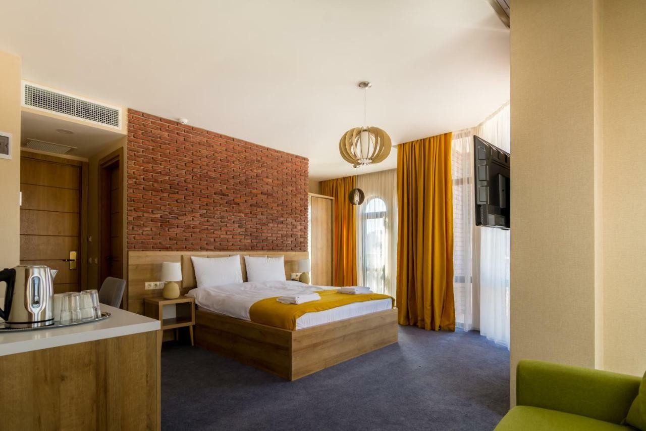 Hotel London Batumi Exterior photo