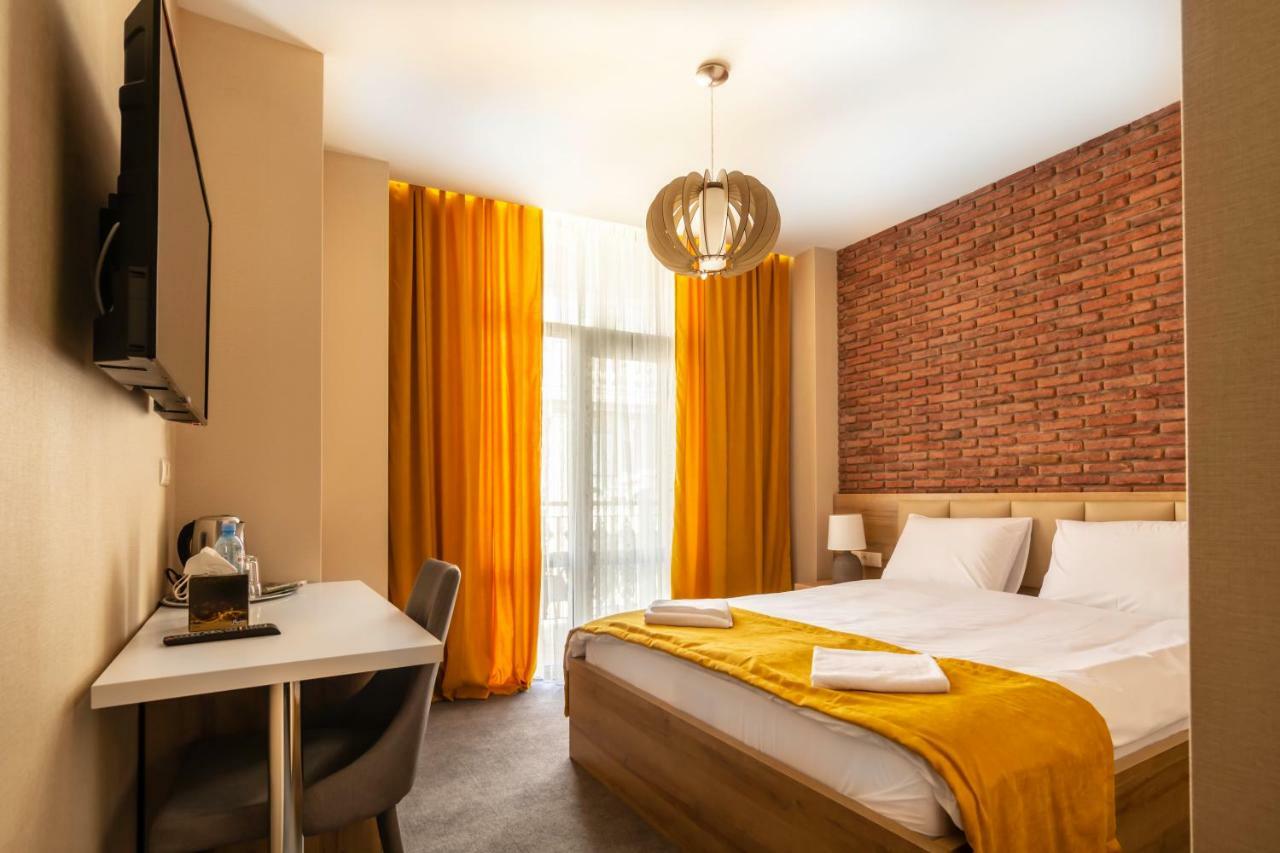 Hotel London Batumi Exterior photo